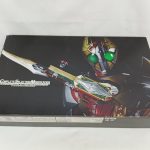 外箱の正面を斜めから写した写真