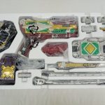 発泡トレーに収まったラウザーやバックルなどの部品