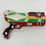 赤と緑の銃型アイテムの左側面