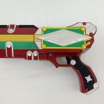 赤と緑の銃型アイテムの右側面