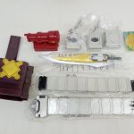 袋に入ったベルト帯やホルダー、剣型の小物など