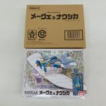 茶色の輸送箱と商品箱を並べた写真。『想造ガレリア メーヴェ&ナウシカ』の表記