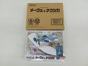 茶色の輸送箱と商品箱を並べた写真。『想造ガレリア メーヴェ&ナウシカ』の表記