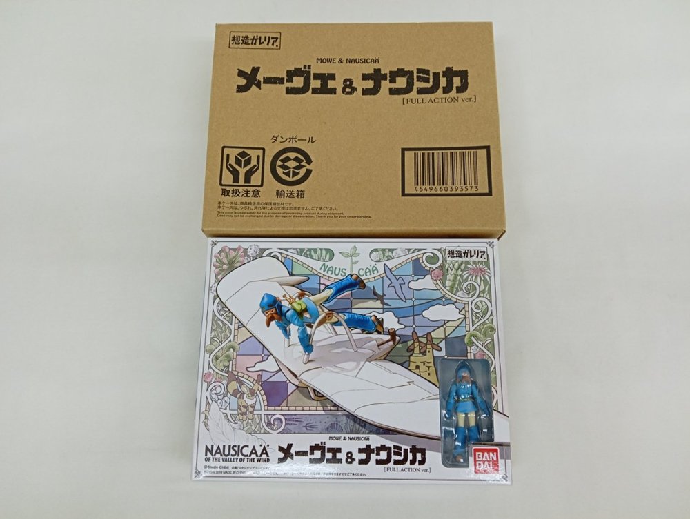 茶色の輸送箱と商品箱を並べた写真。『想造ガレリア メーヴェ&ナウシカ』の表記
