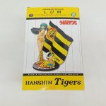 箱の背面。HANSHIN TIGERS LUMの文字と旗を持つラムの写真