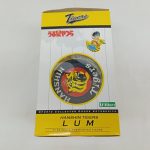 箱の反対側の側面。Tigersのロゴと丸い台座の写真