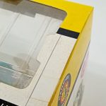 箱の窓と空の透明ブリスターのアップ