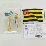 ブリスターに入ったラムのフィギュアと応援旗、組み立て説明の紙