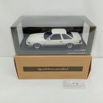 クリアケースに入った白いソアラのモデルカーと外側の段ボール箱