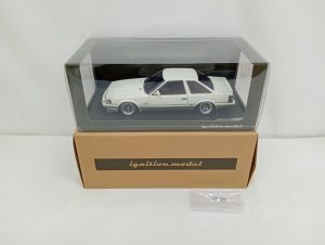クリアケースに入った白いソアラのモデルカーと外側の段ボール箱