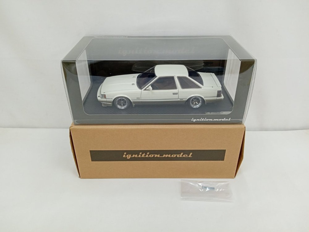 クリアケースに入った白いソアラのモデルカーと外側の段ボール箱