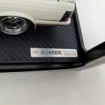 台座の『SOARER Z10』プレートとホイールのアップ
