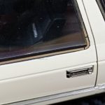 運転席側の窓とドアノブのアップ