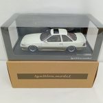 透明ケースに入ったミニカーと、ignition modelのロゴ入り外箱