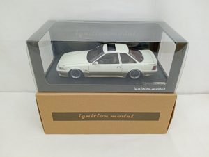 透明ケースに入ったミニカーと、ignition modelのロゴ入り外箱
