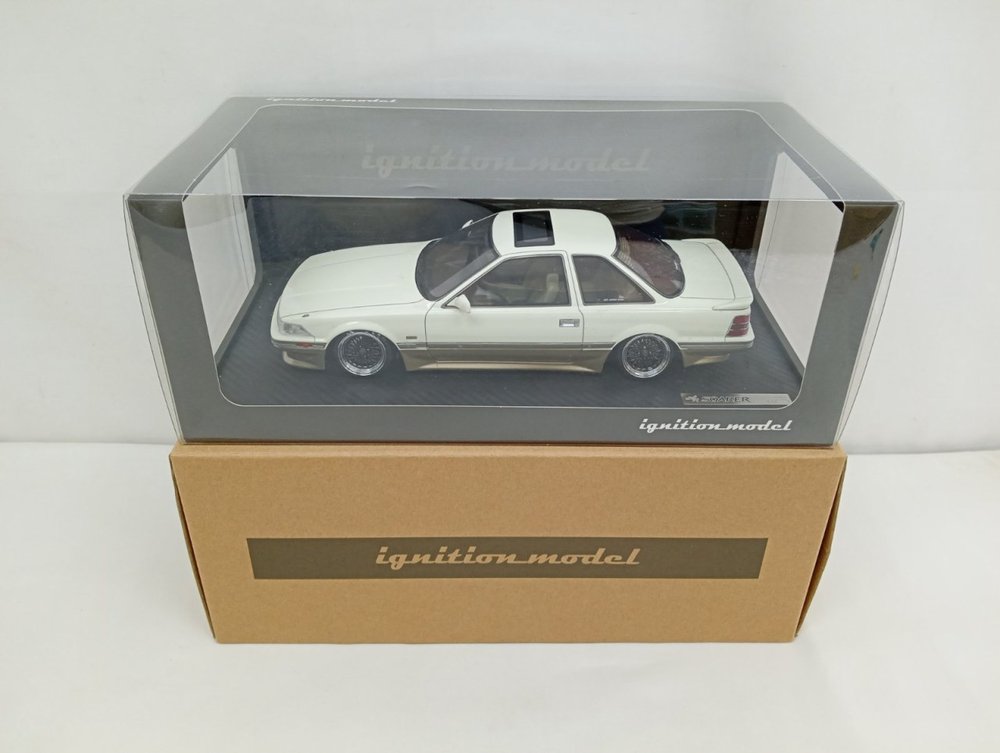 透明ケースに入ったミニカーと、ignition modelのロゴ入り外箱