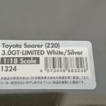 ケース底のラベルのアップ。車名、1:18 Scale、品番とバーコード