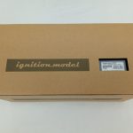 外箱の側面。ロゴと商品ラベル