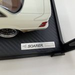 台座のSOARERのプレートとミニカーの後部