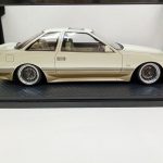 ミニカーの右側面。メッシュホイールと白とシルバーの車体