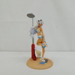 シャワーと台座付きの水着姿のフィギュアを正面から