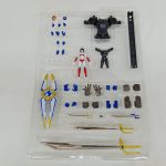 ブリスターに入った交換用の手、剣、台座パーツなどの付属品