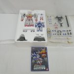 発泡スチロールの内箱に収まった本体、付属品のトレイ、説明書を並べた写真