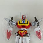 袋に入った赤と黄色のロボットの上半身の拡大