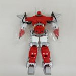 赤と白のロボットを正面から写した全身