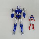 青いロボットと小さな人型フィギュアを並べた正面の写真