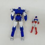 青いロボットと人型フィギュアを背面から写した写真