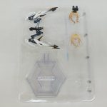 ブリスターの中の武器パーツ、交換用の顔、六角形の台座