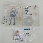 ブリスターに入ったフィギュア本体と交換用の顔、武器、台座、冊子