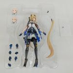ブリスターの中のフィギュア本体と交換用の手首、顔、髪のパーツ