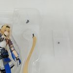 ブリスターの中のフィギュアの上半身と長い髪のパーツ