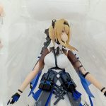 フィギュアの上半身と交換用の顔のアップ