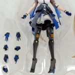 フィギュアの脚と交換用の手首パーツのアップ
