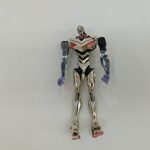 メッキ仕上げの四号機本体の正面全体