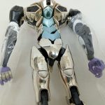 四号機本体の胸から脚のアップ