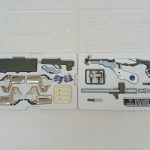 トレイに収まった武器と交換パーツ