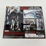 外箱の背面。付属品の紹介写真とバーコード