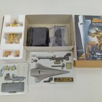 箱を開けた中身。本体入りのトレー、付属品のトレー、説明書