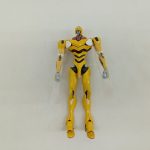 黄色い機体の全身を正面から