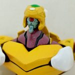 頭部と胸のアップ。黄色い装甲と単眼の顔