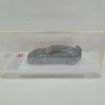 クリアケースに入ったアストンマーチン V12 ザガートのミニカーの側面