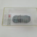 斜め上から見たクリアケースとミニカー