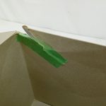 外箱の内側の角。テープで補修した跡