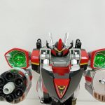 ロボの上半身と両肩の緑のライト部分のアップ