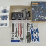 中身を並べた写真。外箱、トレイ、武器や交換パーツ