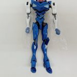 袋に入ったフィギュア本体の胴から脚のアップ